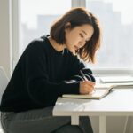 뭔가를 쓰고있는 여성